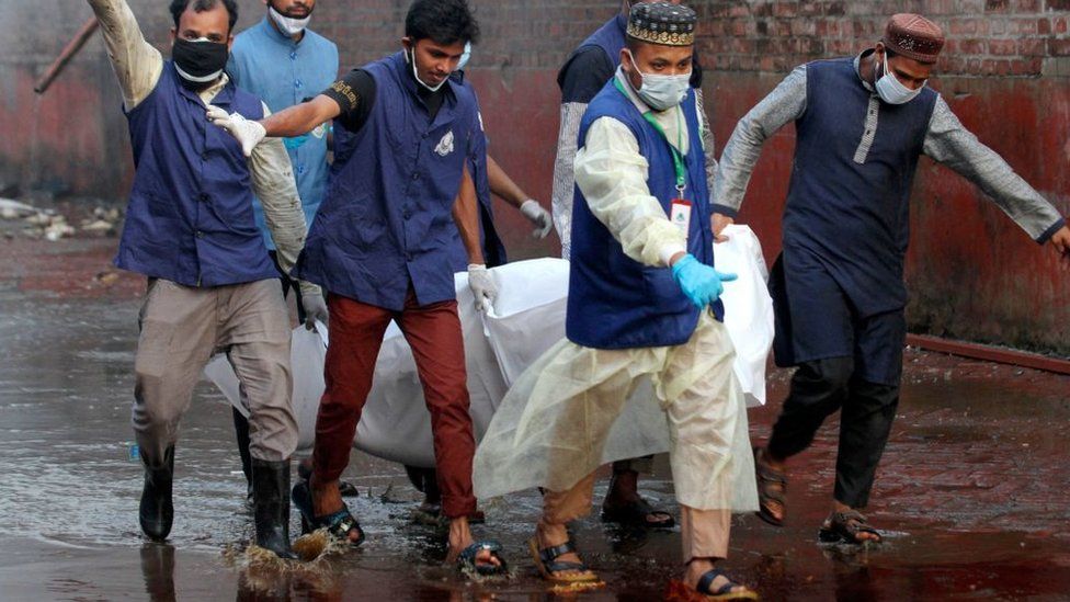 Bangladesh blast kills at least 34 and injures hundreds
