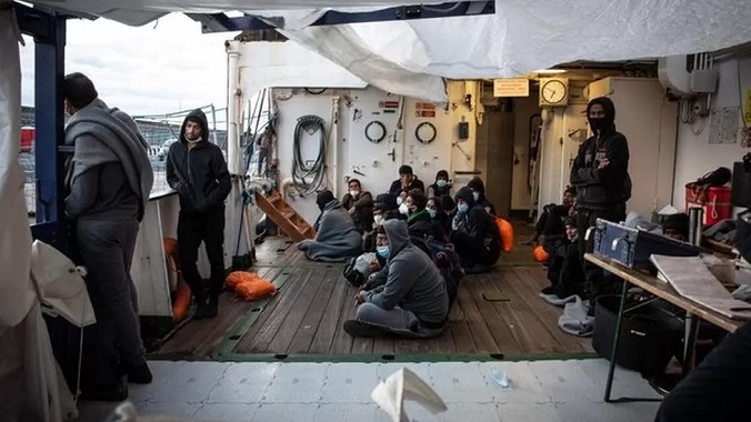 Standoff as Italy stops male migrants from disembarking rescue ships
