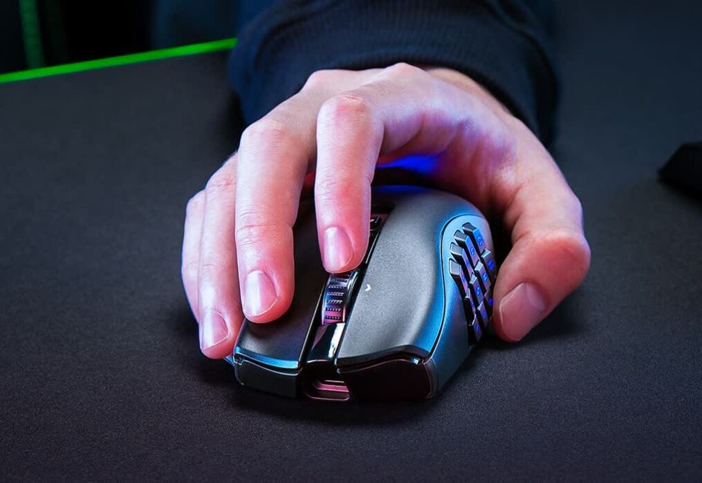 The Razer Naga V2 Pro comes with an adjustable scroll wheel, magnetic side panels